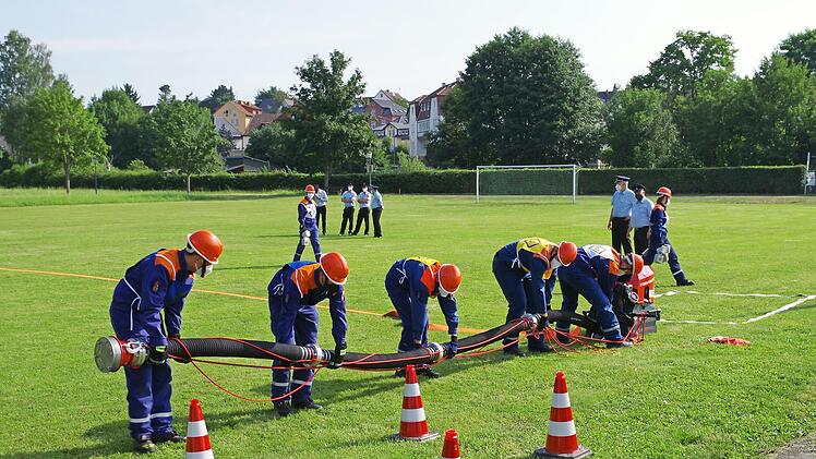 Auf dem Festplatz in Rödental mussten die jungen Feuerwehrmitglieder eine lange Schlauchstrecke legen.