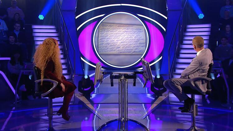 G&uuml;nther Jauch und Kandidatin Sylvia Schindler lasen gemeinsam in den Traum-Tageb&uuml;chern der Kandidatin.