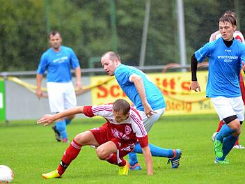 Die Heimelf aus Oesdorf (rote Trikots) knickte nach einer 1:0-Führung noch ein, weil sie sich nach der Pause zunächst damit begnügte, des Ergebnis zu verwalten. Prompt wurde sie mit einem Doppelschlag bestraft. Foto: herzopress
