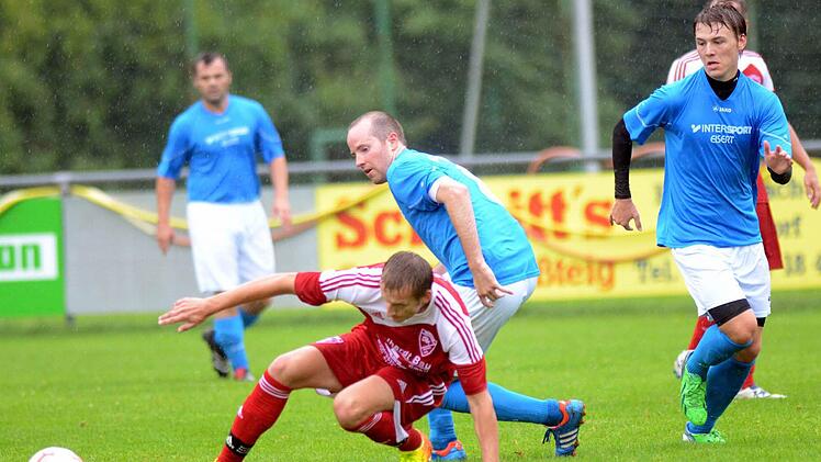 Die Heimelf aus Oesdorf (rote Trikots) knickte nach einer 1:0-Führung noch ein, weil sie sich nach der Pause zunächst damit begnügte, des Ergebnis zu verwalten. Prompt wurde sie mit einem Doppelschlag bestraft. Foto: herzopress