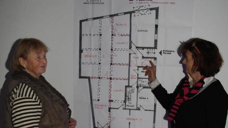 Die beiden Besitzerinnen der Immobilie, Ingrid und Lilo Simon, haben sich schon Gedanken gemacht, wie der 220 Quadratmeter große Schlecker-Markt zu zwei oder drei Geschäften umfunktioniert werden könnte. Die Kaltmiete beträgt 3,50 Euro pro Quadratmeter.