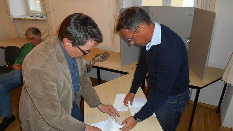 Franz Werner und Stefan Fuchs sortieren Wahlzettel. Foto: Walter Hanslok