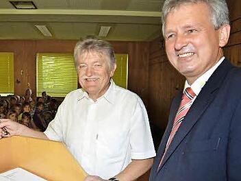 Soeben hat sich der scheidende Rektor Manfred Richter (links) in das Gästebuch der Gemeinde Trebgast eingetragen. Rechts Bürgermeister Werner Diersch. Foto: Dieter Hübner