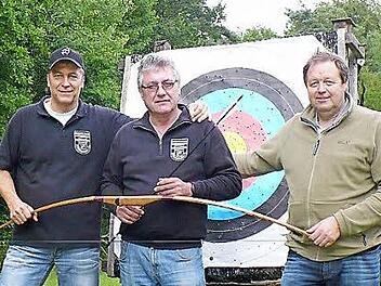 Siegerehrung der Bogenschützen: Michael Wahler, Helmut Hofmann und Roland Müller (von links). Foto: Manfred Feustel