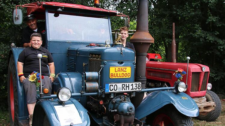 In Australien kaufte Adolf Herr (Schorkendorf) seinen Lanz Bulldog 1532 von 1950 mit Tropenkühlung, zur Freude seiner Enkel Emil, Toni und Till Hübner (von links). Foto: Bettina Knauth
