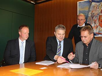 Die Kronacher sollen ein schnelles Internet bekommen. Am Montag wurde ein Kooperationsvertrag zwischen der Stadt und der Telekom geschlossen (v.l.): Andreas Rudolf, Friedrich Weinlein (Telekom), Bürgermeister Wolfgang Beiergrößlein und Kämmerer Wolfgang Günther (stehend). Foto: Veronika Schadeck