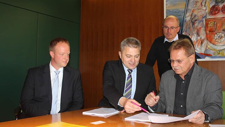 Die Kronacher sollen ein schnelles Internet bekommen. Am Montag wurde ein Kooperationsvertrag zwischen der Stadt und der Telekom geschlossen (v.l.): Andreas Rudolf, Friedrich Weinlein (Telekom), Bürgermeister Wolfgang Beiergrößlein und Kämmerer Wolfgang Günther (stehend). Foto: Veronika Schadeck
