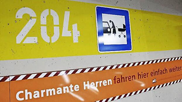 In Coburg gibt es insgesamt vier Parkgaragen, die alle mit Sonderparkplätzen ausgestattet sind, wie hier zum Beispiel ein "Mutter-Kind-Parkplatz". Foto: Annika Seidel