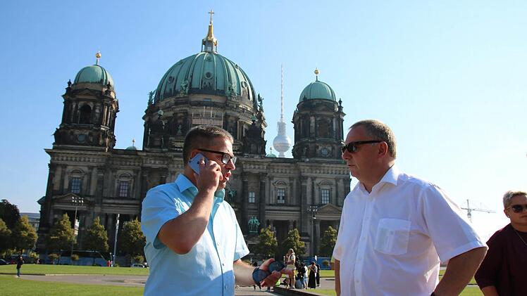 Letzte Absprachen vor imposanter Kulisse: Steffen Höffler und Landrat Bold vor dem Berliner Dom und dem Fernsehturm im Hintergrund. Foto: Ralf Ruppert