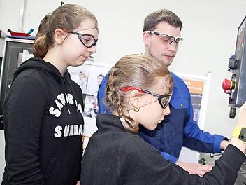 Der Ausbilder für Elektronik, Jan Martin, zeigte Lea Weinkauf (l.) und Maria Lieb Bohren das Fräsen. Foto: vs