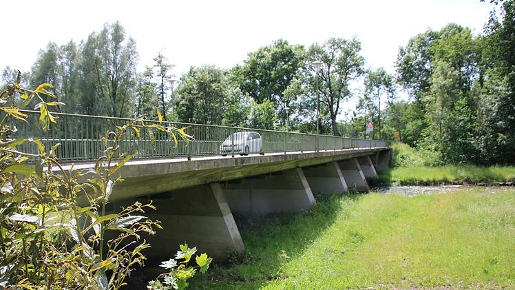 Die Mainleuser Mainbrücke wird im Sommer saniert. Während der dreimonatigen Bauzeit wird die Kreisstraße KU 6 gesperrt. Damit sind die südlichen Ortsteile vom Hauptort abgeschnitten. Foto: Stephan Tiroch