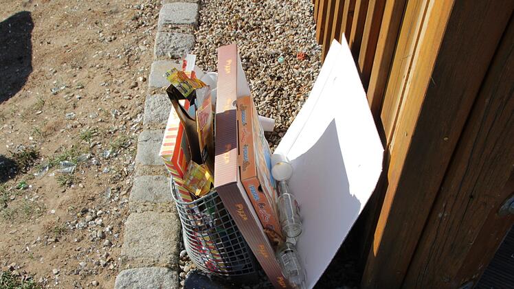 Glassplitter  auf dem ganzen Areal:  Chaoten haben - vermutlich am vergangenen Kerwawochenende -  die Scheiben am Lonnerstadter Aussichtspavillon  zerstört.   Bürgermeister Stefan Himpel hat  die Polizei gerufen und  Anzeige gegen Unbekannt gestellt.  Foto: Christian Bauriedel