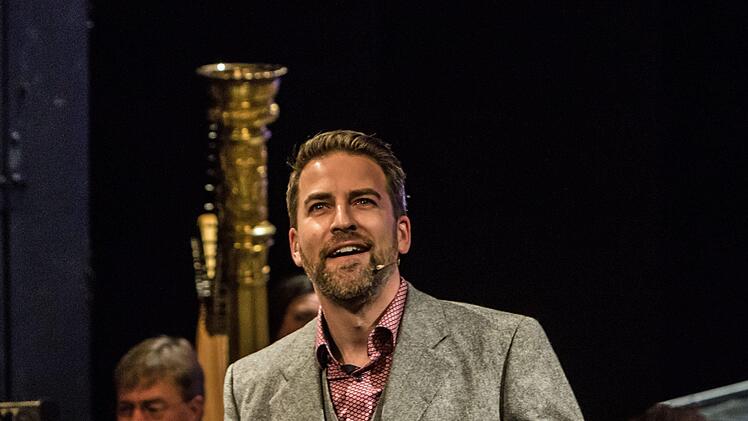 Klangvolle Erstaufführung: Als sinfonisches Märchen mit der Musik von Roland Fister zog "Alice im Wunderland" beim Kinderkonzert im Landestheater in Bann. Den Part des Sprechers übernahm Frederik Leberle.Foto: Jochen Berger