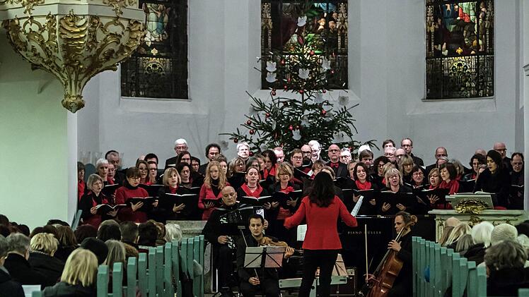 Der Coburger "Chor Unerhört" unter der LEitung von Antoinetta Bafas führte die Misa Tango von Martin Palmeri in Bad Rodach auf.Foto: Jochen Berger