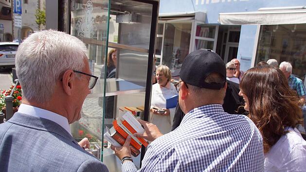 Ruckzuck war der Bücherschrank bestückt. Die schrägen Böden waren eine Idee von Wolfgang Rottmann; so rutschen Lücken immer wieder zu und es gibt in jeder "Etage" Platz für Bücher unterschiedlicher Größe.  Sabine Weinbeer