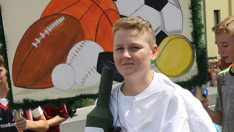 Blumen und Kränze für die Mädchen, Fliege und kurze Hosen für die Jungs: Die Grundschule An der Heubischer Straße zeigte, wie das Kinderfest anno dazumahl aussah. Fotos: Michael Stelzner