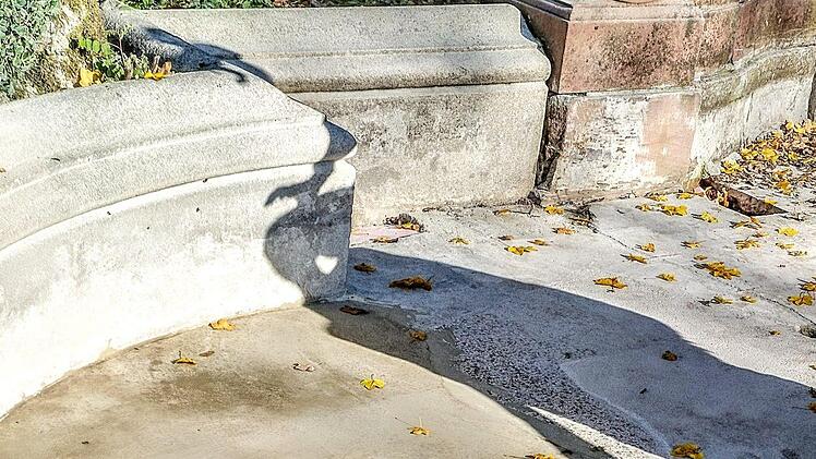 Ausgebessert wurden bereits Teile des beschädigten Ziergitters rund um den Alfred-Brunnen im Coburger Hofgarten.Foto: Jochen Berger