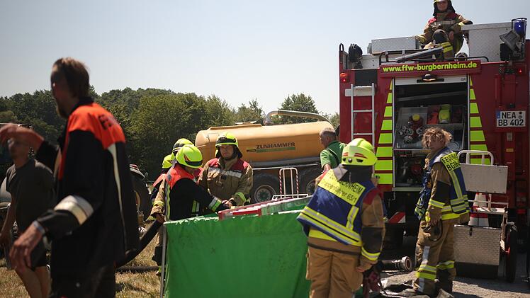 Entflammte Ballenpresse steckt Feld in Brand
