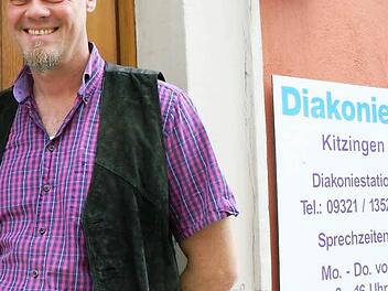Uli Vogel steht vor dem Diakonie-Gebäude in Kitzingen, in dem auch das Freizeitenwerk untergebracht ist. Hier hat er seine neue Arbeitsstelle, wenn er als Dekanatsjugendpfarrer tätig ist.  Fotos: Sabine Paulus