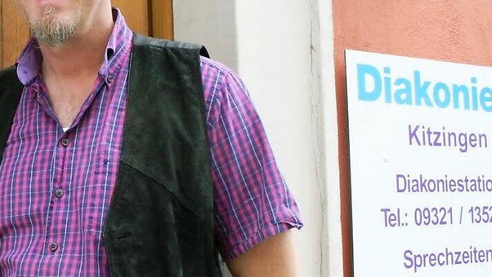 Uli Vogel steht vor dem Diakonie-Gebäude in Kitzingen, in dem auch das Freizeitenwerk untergebracht ist. Hier hat er seine neue Arbeitsstelle, wenn er als Dekanatsjugendpfarrer tätig ist.  Fotos: Sabine Paulus