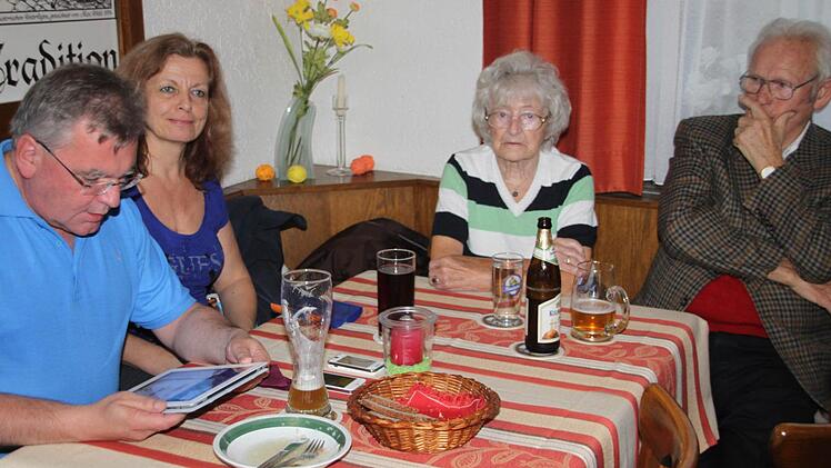 Claus Stenglein - hier mit seiner Frau Cornelia sowie Meta und Robert Hartmann - informiert sich im Internet über die Auszählung.