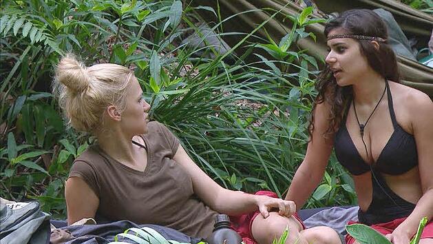 Sara und Tanja werden intim. Es geht um Sex und Brüste. Foto: RTL Alle Infos zu "Ich bin ein Star - Holt mich hier raus!" im Special bei RTL.de: www.rtl.de/cms/sendungen/ich-bin-ein-star.html