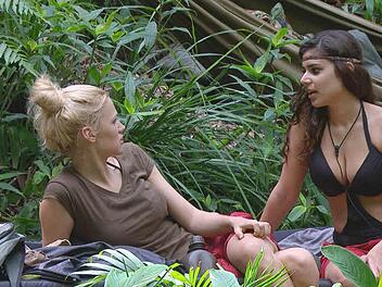 Sara und Tanja werden intim. Es geht um Sex und Brüste. Foto: RTL Alle Infos zu "Ich bin ein Star - Holt mich hier raus!" im Special bei RTL.de: www.rtl.de/cms/sendungen/ich-bin-ein-star.html