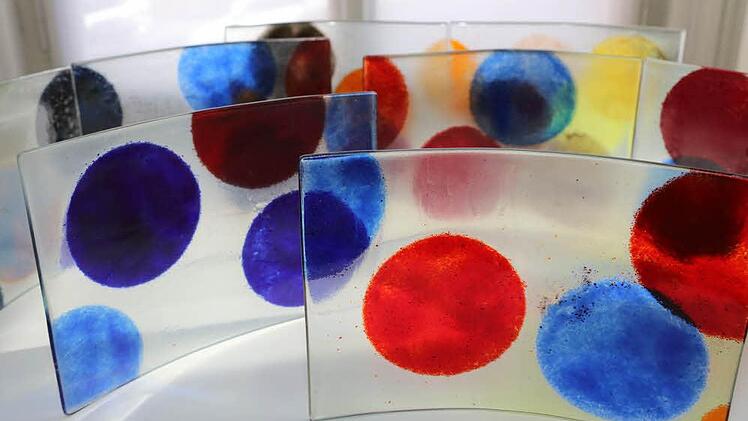 Auch das ist DIN A4: Johannes Schreibers Glasverschmelzung "terra incognita"  Foto: Barbara Herbst