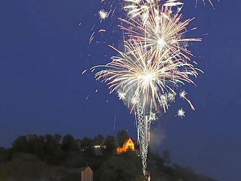 Ein Höhepunkt des Königsberger Pfingstfests ist das Feuerwerk. Es wird am Samstagabend auf dem Schlossberg gezündet. Unser Bild entstand beim Feuerwerk im vergangenen Jahr.  Fotos: Gerold Snater/Archiv