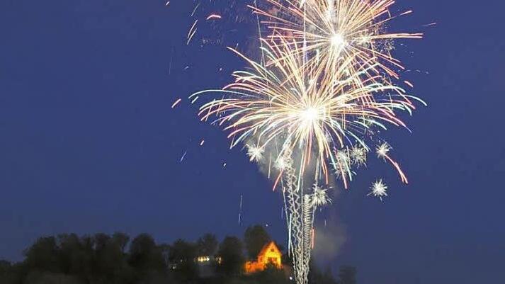 Ein Höhepunkt des Königsberger Pfingstfests ist das Feuerwerk. Es wird am Samstagabend auf dem Schlossberg gezündet. Unser Bild entstand beim Feuerwerk im vergangenen Jahr.  Fotos: Gerold Snater/Archiv