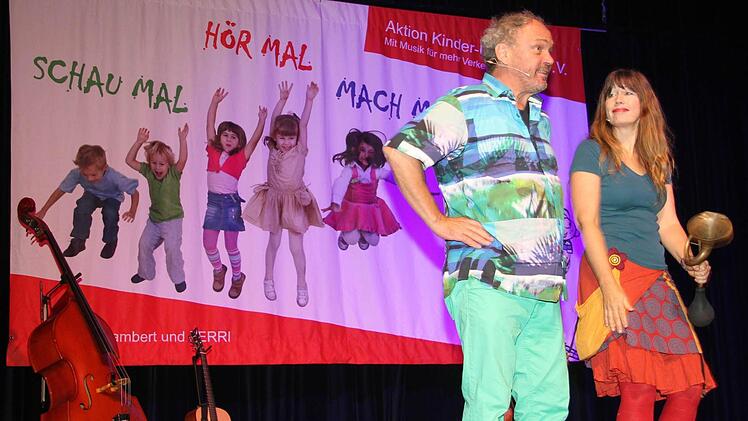 Wenn Beate Lambert und Georg Ferri Feils mit ihren Instrumenten loslegen, bleibt keiner lange sitzen. Foto: Sonja Adam.