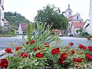 Der Dorfplatz von Prappach: Das Areal mit dem Kreuz in der Mitte und der Michaelskirche wurde deutlich aufgewertet.  Fotos: Klaus Schmitt