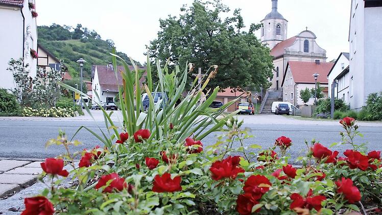 Der Dorfplatz von Prappach: Das Areal mit dem Kreuz in der Mitte und der Michaelskirche wurde deutlich aufgewertet.  Fotos: Klaus Schmitt
