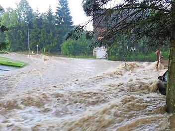 Wie ein reißender Fluss rauschte das Wasser durch Eila.  Foto: Gerhard Hammerschmidt