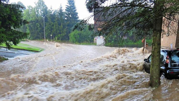 Wie ein reißender Fluss rauschte das Wasser durch Eila.  Foto: Gerhard Hammerschmidt