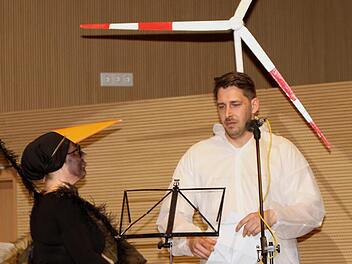 Schwarzstorch (Steffi Lauterbach) und Windrad (Robert Nagy" in ihrem Gespräch.