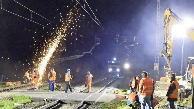 In der Nacht zum Karfreitag wurden am Bahnhof Eggolsheim die Schienen getrennt.  Foto: Willfried Pätzke