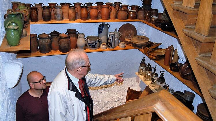 Auch im Turmaufgang sind Stücke ausgestellt, zeigen der stellvertretende Vorsitzende Peter Brust (links) und Museumsleiter Johann Göbbel. Foto: Sigismund von Dobschütz
