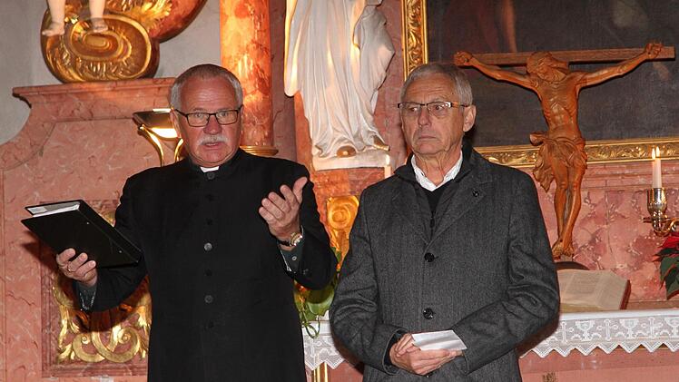 Pfarrer Volkmar Gregori (links) und Roland Mayer, der Vorsitzendes Heimatgeschichtlichen Arbeitskreises, bei ihren Ansprachen
