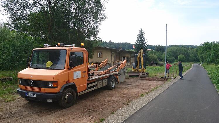 Endspurt: Am Rupbodener Bahnhof setzten Arbeiter vor einigen Tagen an der Strecke Leuchten. Foto: Steffen Standke