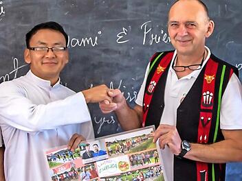 Pater John und B&uuml;rgermeister Heinrich S&uuml;&szlig; mit einer Fotocollage Fotos: privat