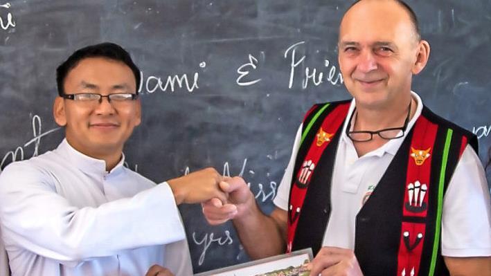 Pater John und B&uuml;rgermeister Heinrich S&uuml;&szlig; mit einer Fotocollage Fotos: privat