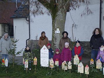 Stolz präsentieren einige Kinder, ihre Mütter und die Leiterin der Jugendarbeit, Regina Schaub (2. von links) mit dem Weihnachtsdorf, das die jüngsten Gartenfreunde - Corona-konform - zuhause bastelten.