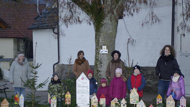 Stolz präsentieren einige Kinder, ihre Mütter und die Leiterin der Jugendarbeit, Regina Schaub (2. von links) mit dem Weihnachtsdorf, das die jüngsten Gartenfreunde - Corona-konform - zuhause bastelten.