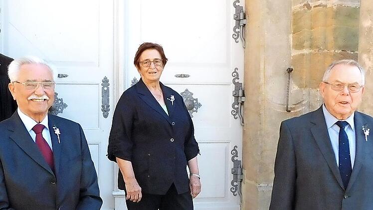 Auch (von links) Fritz Hatter, Elfriede Moreth und Helmut Weiß feierten eiserne Konfirmation.