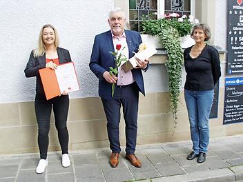 Coburgs Alt-Oberbürgermeister Norbert Tessmer wurde für 50 Jahre Treue zur SPD ausgezeichnet. Stadträtin Ramona Brehm (links) und die bisherige Ortsvereinsvorsitzende Johanna Thomack nahmen diese Ehrung vor.