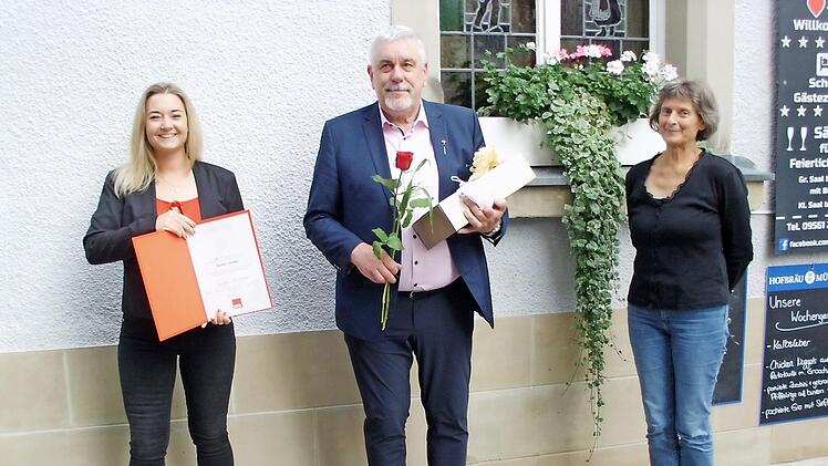 Coburgs Alt-Oberbürgermeister Norbert Tessmer wurde für 50 Jahre Treue zur SPD ausgezeichnet. Stadträtin Ramona Brehm (links) und die bisherige Ortsvereinsvorsitzende Johanna Thomack nahmen diese Ehrung vor.
