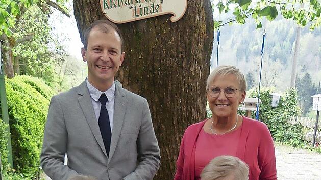 Das Jubelpaar Lina und Fritz Wehrfritz mit B&uuml;rgermeister Marco Trautner und Vizelandr&auml;tin Rosi Kraus