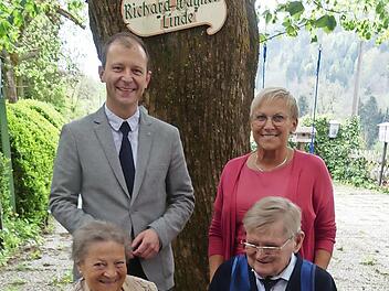 Das Jubelpaar Lina und Fritz Wehrfritz mit Bürgermeister Marco Trautner und Vizelandrätin Rosi Kraus