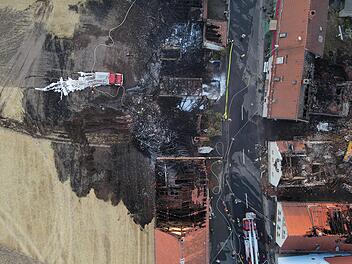 Am Abend hatten die Feuerwehren das Feuer unter Kontrolle, auch wenn die Flammen in der Nacht auf Donnerstag nochmals z&uuml;ngelten. Foto: Luftbild: Bastian M&uuml;ller